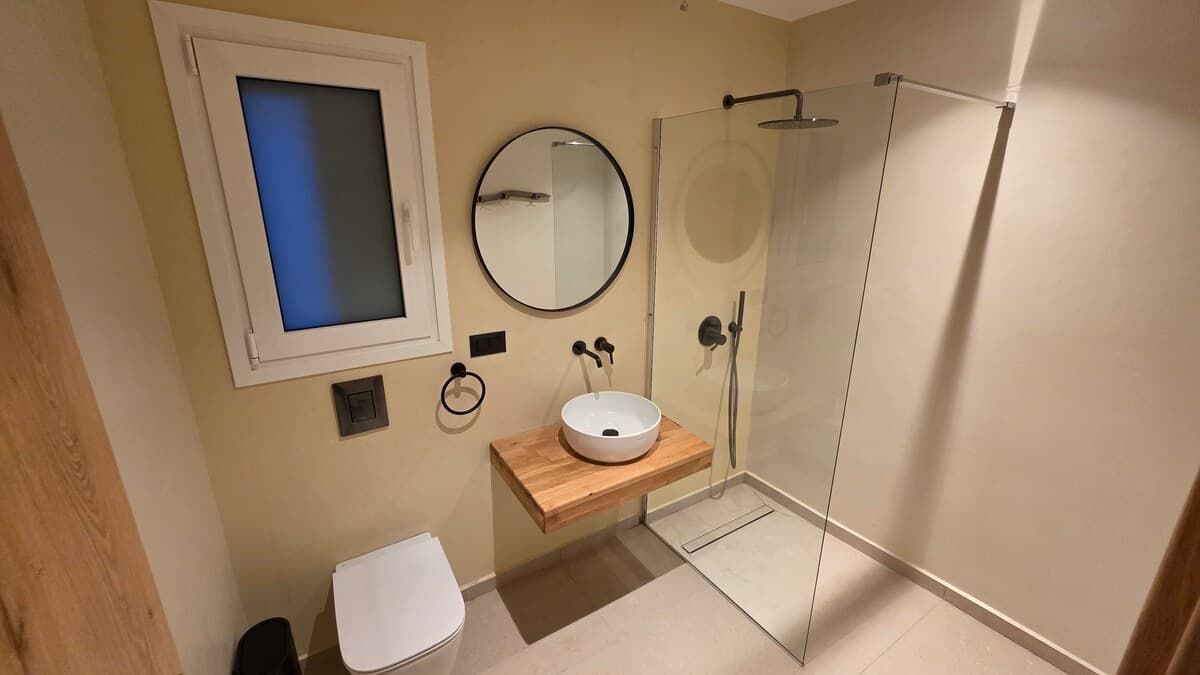 Lemoni — Bathroom 2