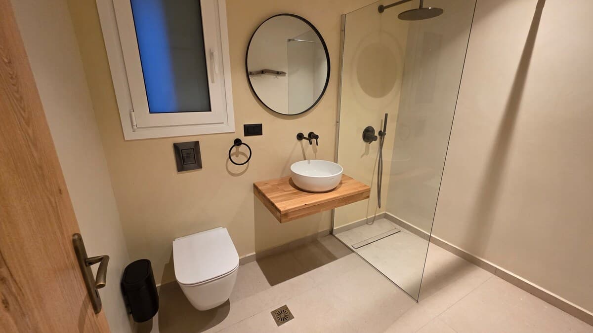 Lemoni — Bathroom 5
